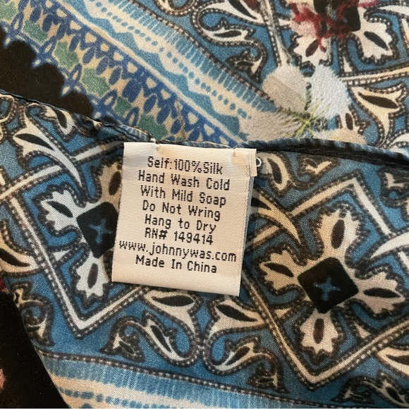 Johnny Was 100% Silk Johnny Was Floral Print Tassel Scarf 44" x 44" - Picture 7 of 8